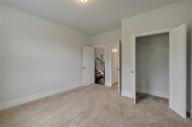 Building Photo - 5210 Mirror Lake Dr