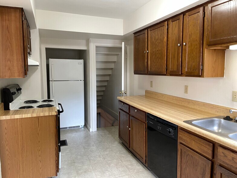 Kitchen - 702 Kahkwa Blvd