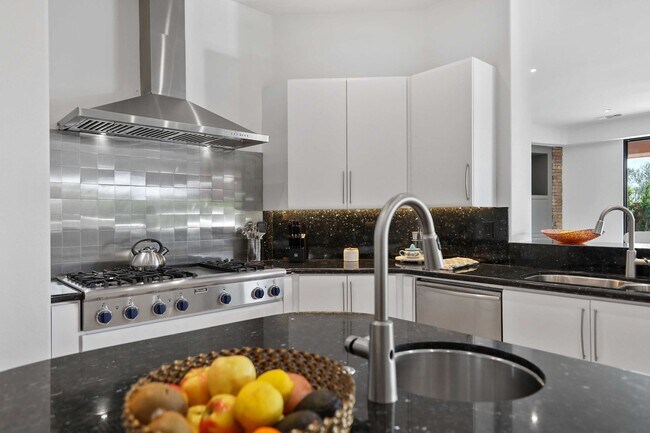 Building Photo - 50070 Vía De Moda