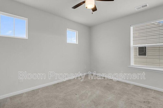 Building Photo - 450 Carrara Dr