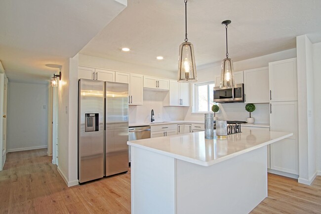 Building Photo - UPTOWN UPDATED 3/BD 2/BA 1/CG