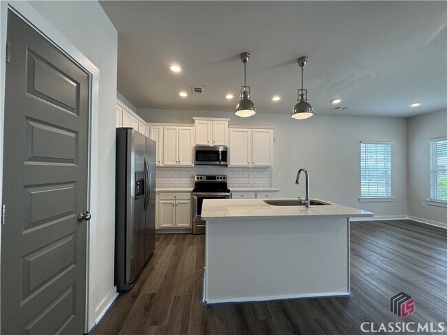 Building Photo - 681 Vincent Dr