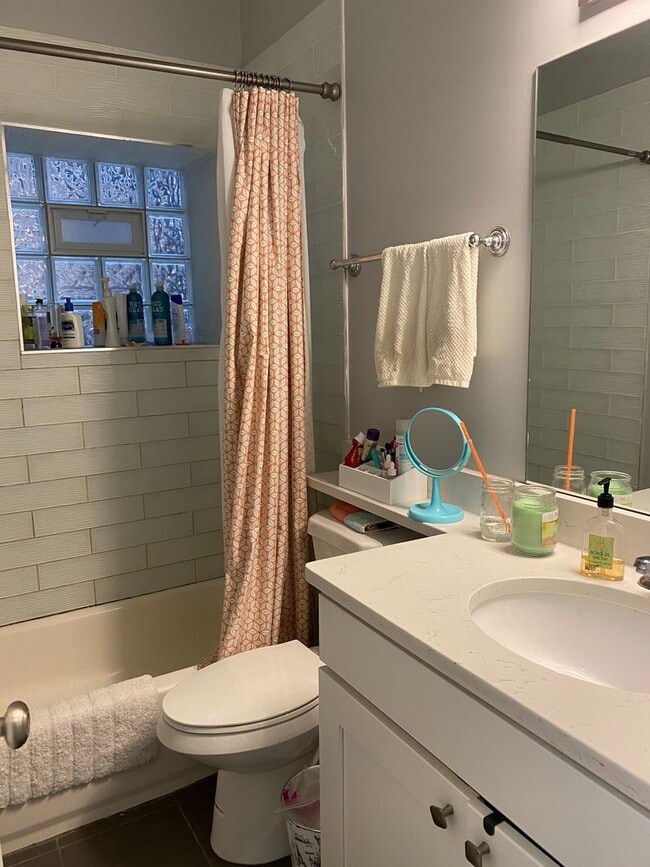 Building Photo - Gorgeous 2 bedroom in Lakeview