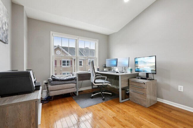 Building Photo - 273 Roslyn Ct