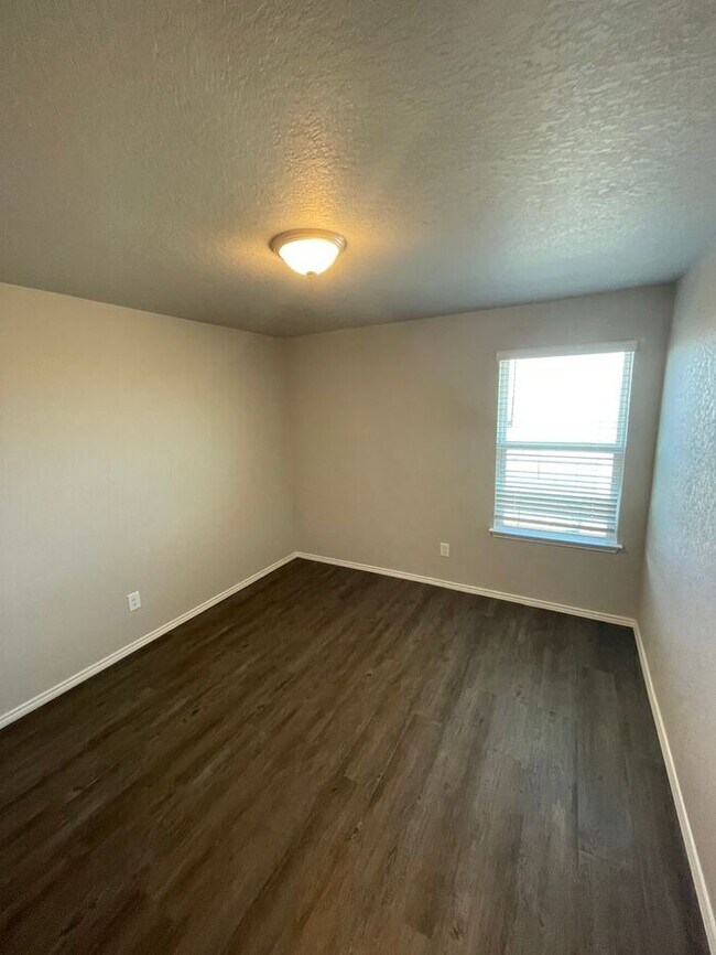 Building Photo - Room to Live & Grow | Modern 4-Bed, 2.5-Bath Home with Fenced Backyard in Saint Hedwig!