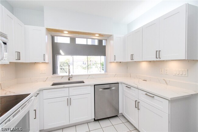 Building Photo - 135 Lady Palm Dr