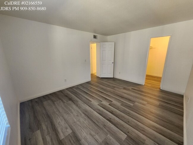 Building Photo - Corona 2 Bedroom Condo
