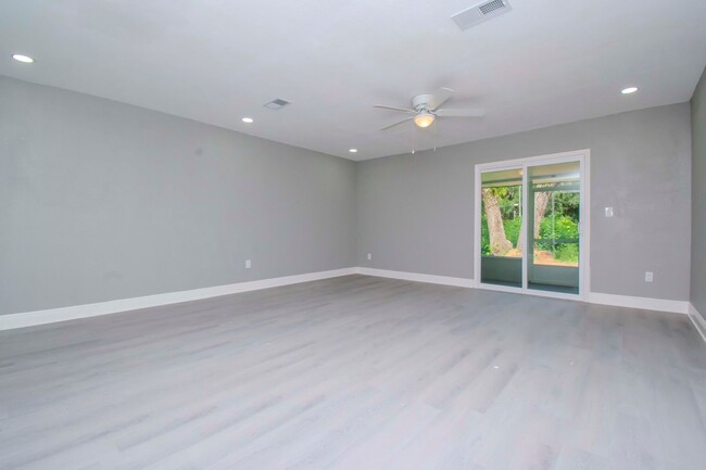 Building Photo - 2/1 Duplex with fenced backyard located in...