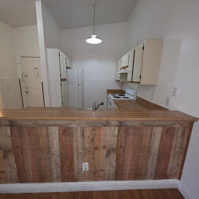 Building Photo - 6031 Scotchwood Glen