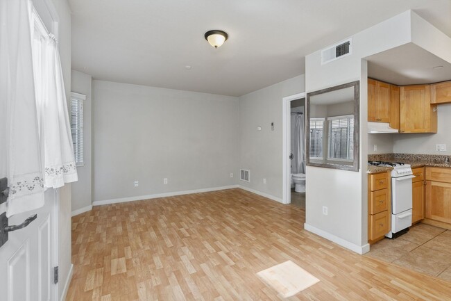 Building Photo - 225 Valley Oak Dr