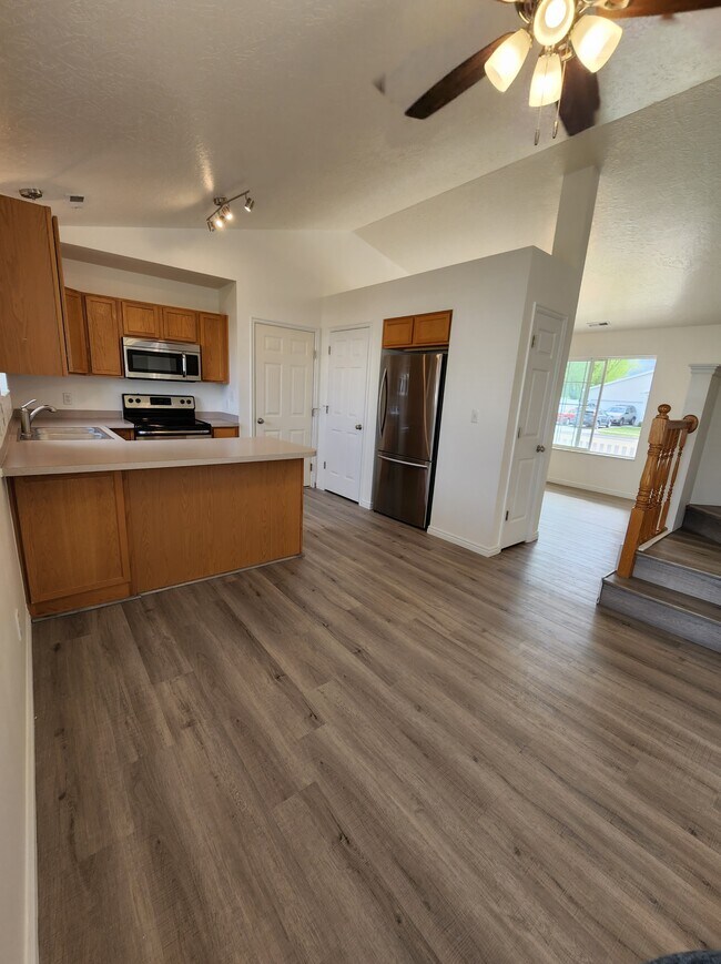 Building Photo - 1638 S 2960 E St