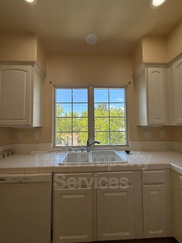 Building Photo - 595 Ave of Flags