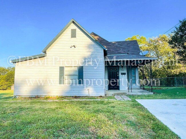 Primary Photo - Beautiful 3 Bedroom, 2 Bathroom Home in En...