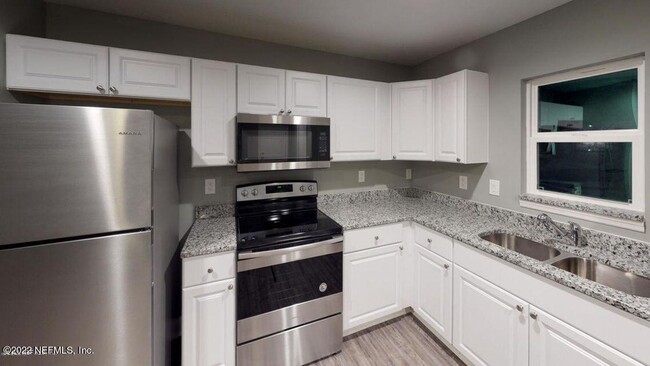Building Photo - 3 bedroom 2 Bath