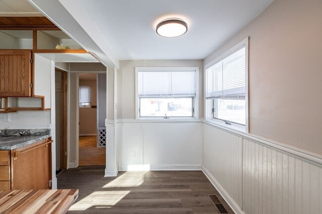 Building Photo - Charming 2 Bedroom Home with a Huge Fenced Yard & Garage