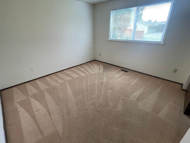 Building Photo - 2 Bedroom, 1 Bathroom Duplex in Blaine
