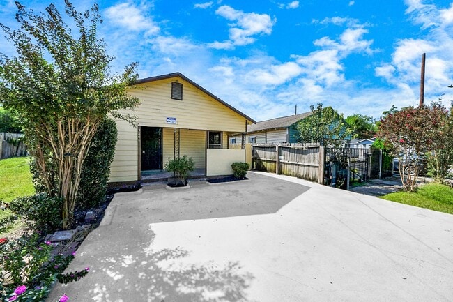 Building Photo - 3804 Lila St