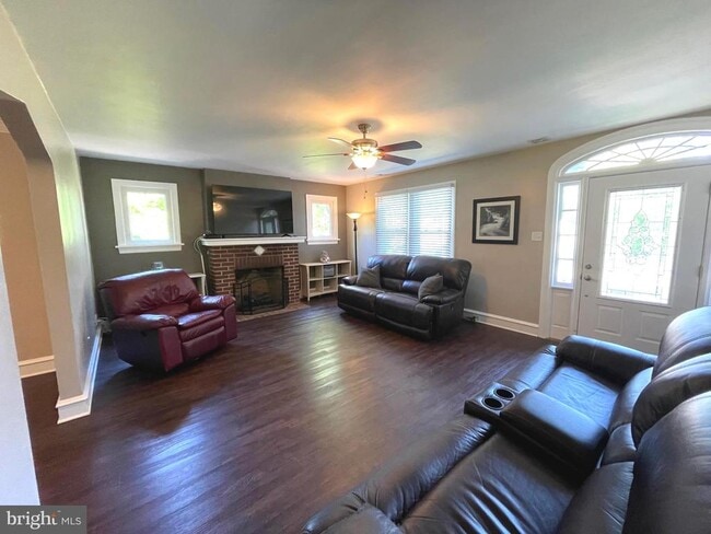 Building Photo - 2249 W Walnut St