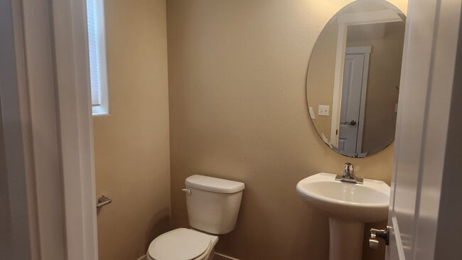 Building Photo - 3 bedroom, 2.5 bath, Townhome Mill Creek $...