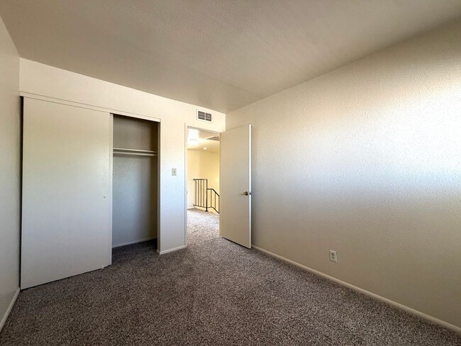 Building Photo - Glendale 3 Bed / 2 Bath Townhome | Two-Story Layout