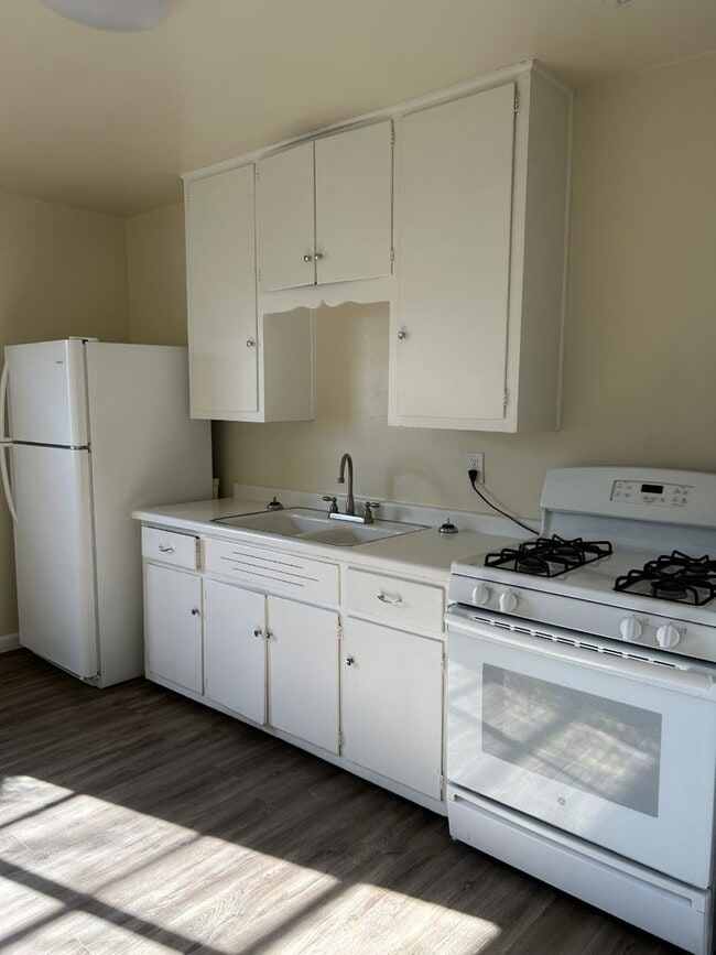 Building Photo - 537 Valencia Dr SE
