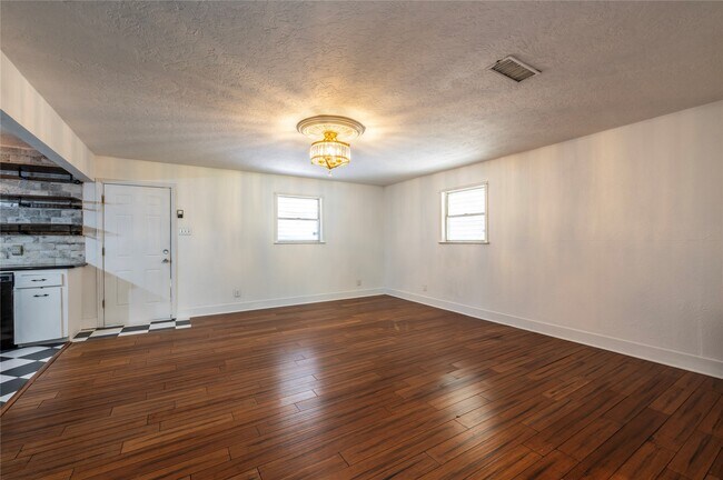 Building Photo - 1219 Park Ln