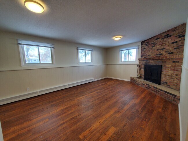 Building Photo - 2861 Longfellow Rd N
