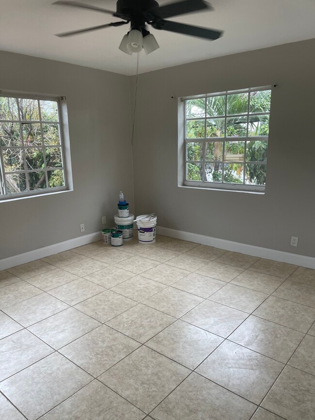 Building Photo - 604 SW 2nd Ave