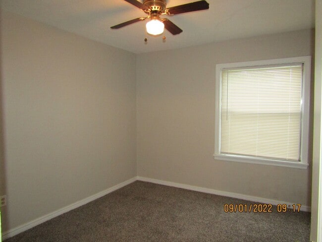 Building Photo - Very nice spacious home located in the Tom...