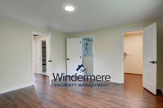 Building Photo - 3-bedroom, 2.5-bathroom With Private Beach Access