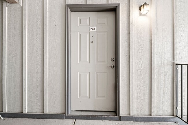 Building Photo - Upstairs 1-bedroom, 1-bath Apartment in an...