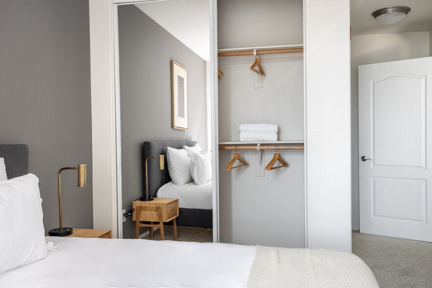 Building Photo - 2225 S Beverly Glen Blvd