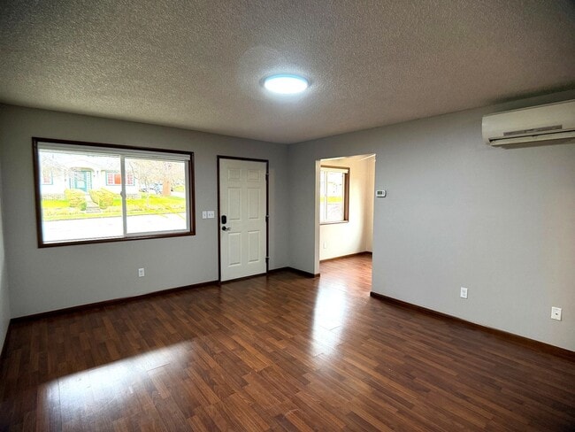 Building Photo - 615 E 22nd St