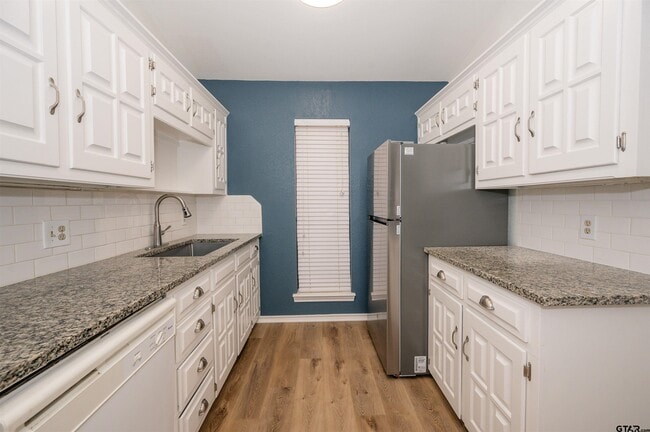 Building Photo - 5819 Hollytree Dr