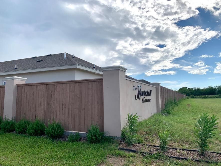 Building Photo - 2020 Summerland Ln