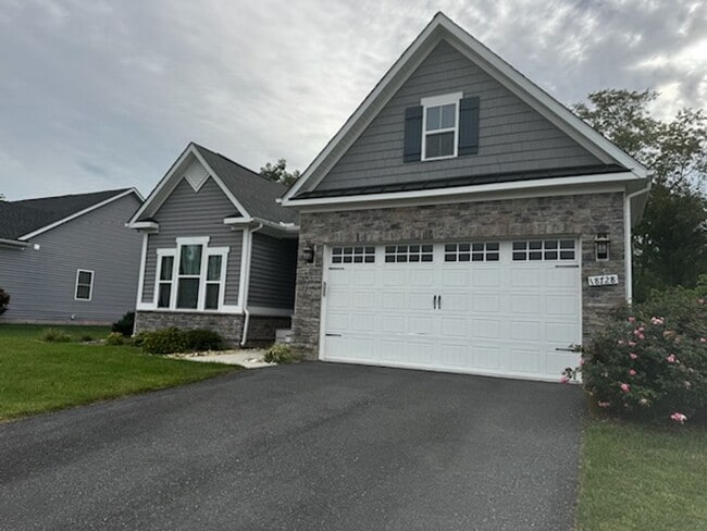 Primary Photo - Charming 3-Bedroom, 2-Bath Single-Story Ho...