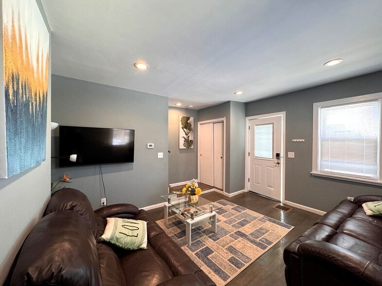 Building Photo - 60 Cedar St