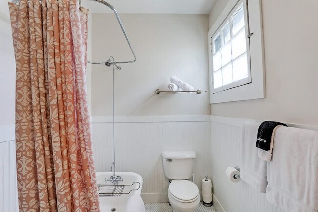 Building Photo - 916 Howard St