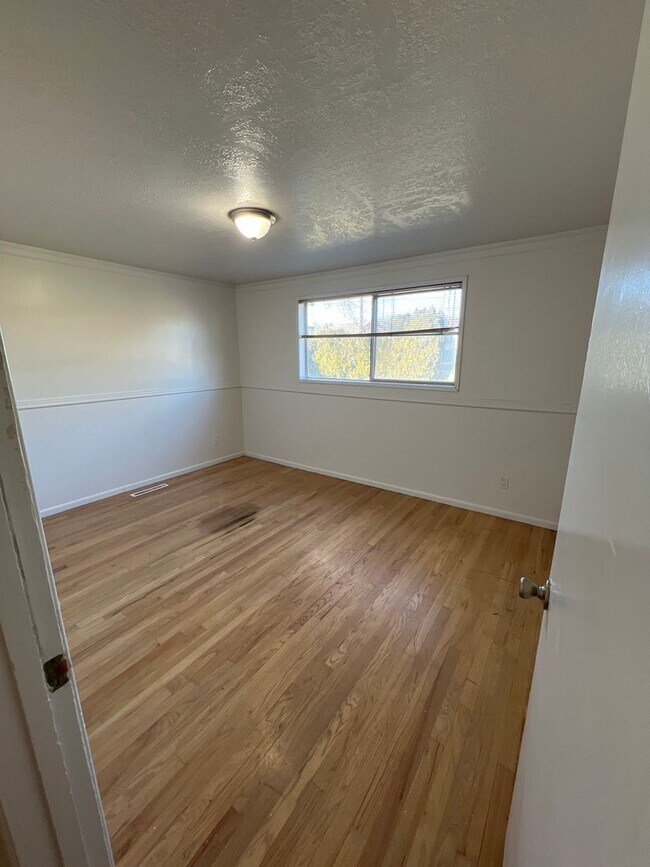 Building Photo - 55th Ave 3+ bedroom with attached oversized 1 car garage