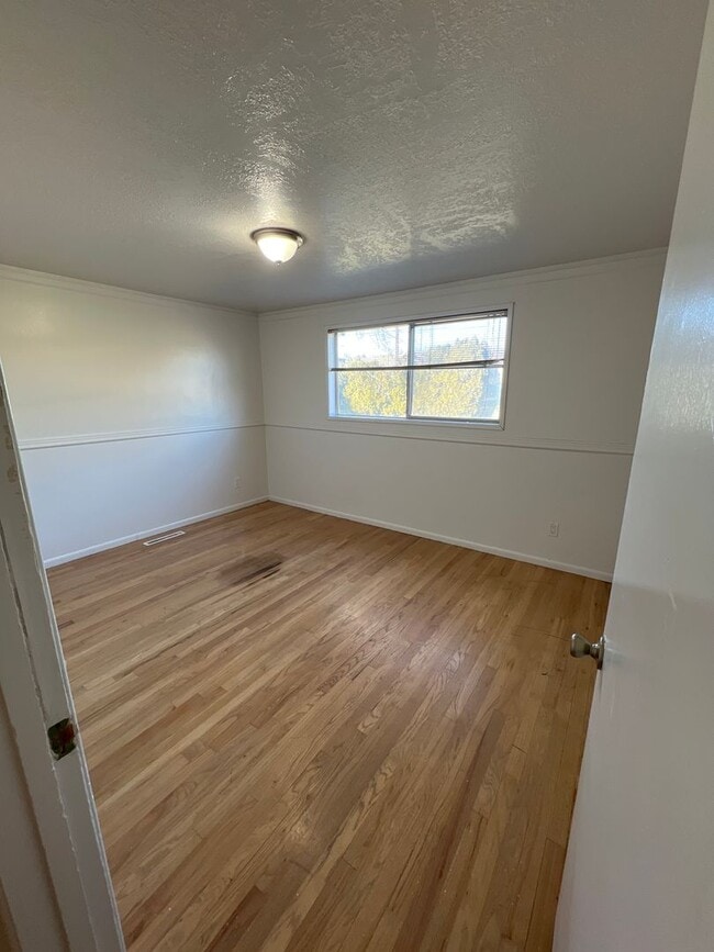 Building Photo - Occupied, do not disturb tenants. 55th Ave 3+ bedroom with attached oversized 1 car garage