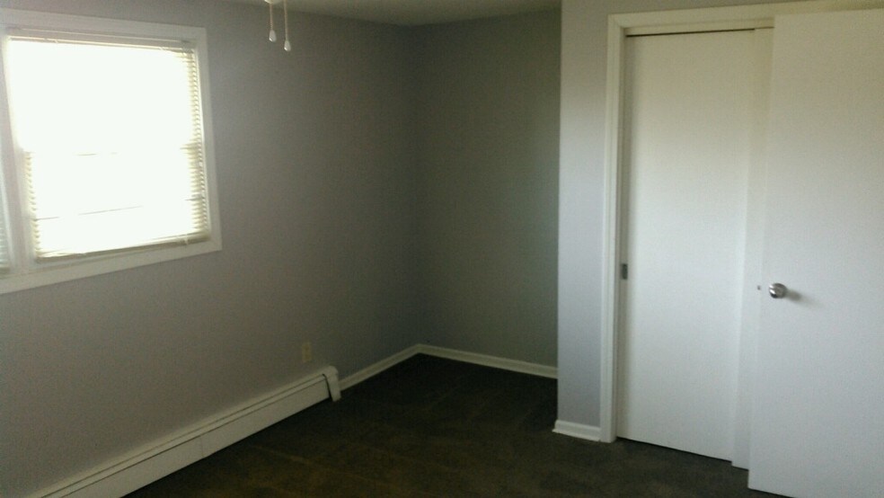 Bedroom - 325 N Nichols St