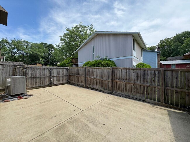 Building Photo - Relaxing 3 Bed 2.5 Bath Single Family Home...