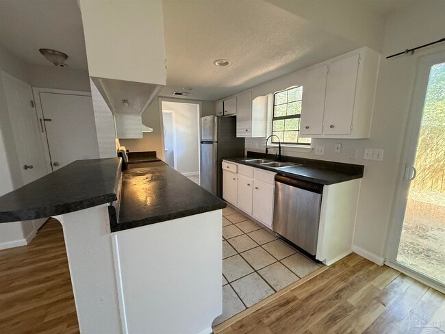 Building Photo - 6910 Heather Oaks Dr