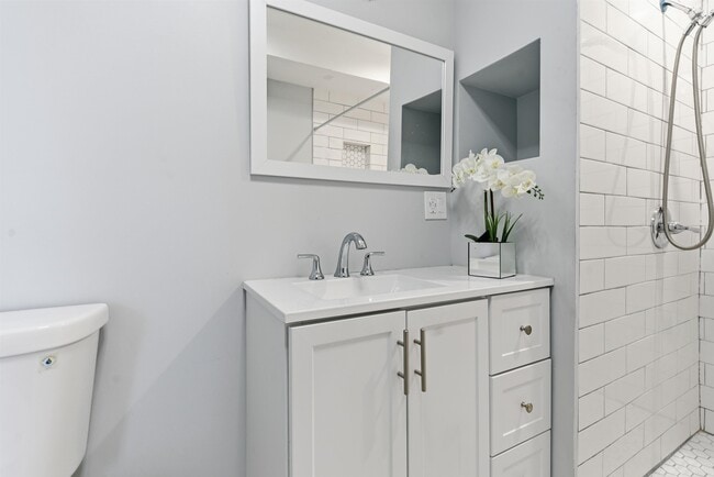 Building Photo - 336 W Palisade Ave