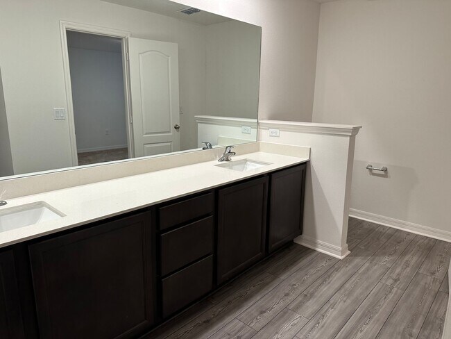 Building Photo - 3BR Townhome in Tavares with Open Floor Plan & Community Playground