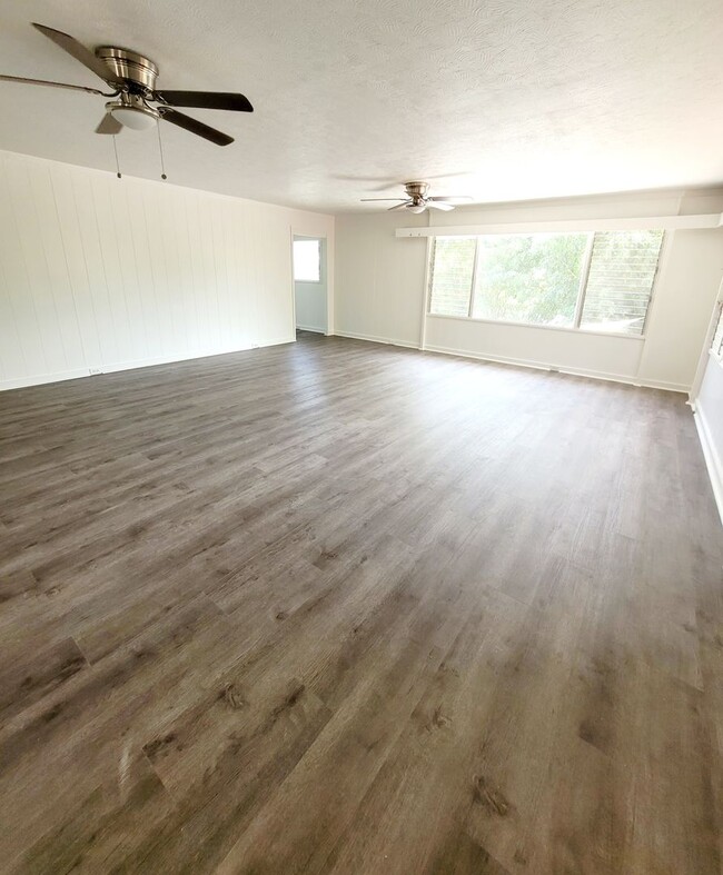 Building Photo - AVAILABLE NOW | 3 BED, 2 BATH HOME | Locat...