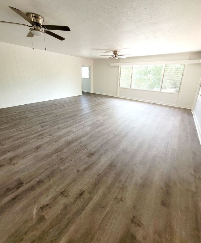 Building Photo - AVAILABLE NOW | 3 BED, 2 BATH HOME | Location: North Shore | Drive Up Parking Spaces, & Large Enc...