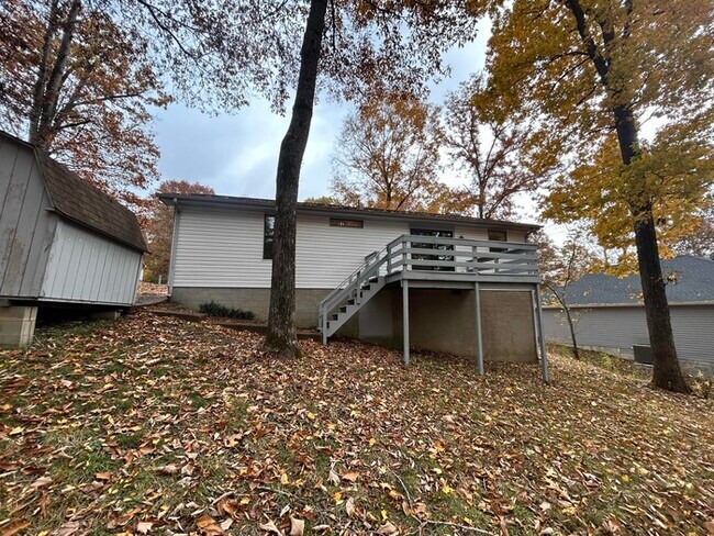 Building Photo - Stunning 3 bed / 2 bath home | Available now!