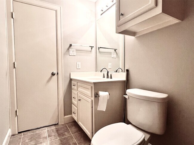 Building Photo - 3731 Main Poplar Dr