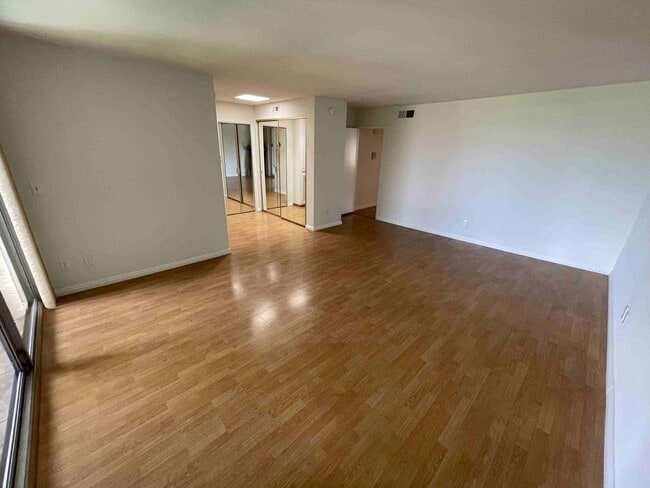 Building Photo - LARGE ENCINO SPA CONDO!